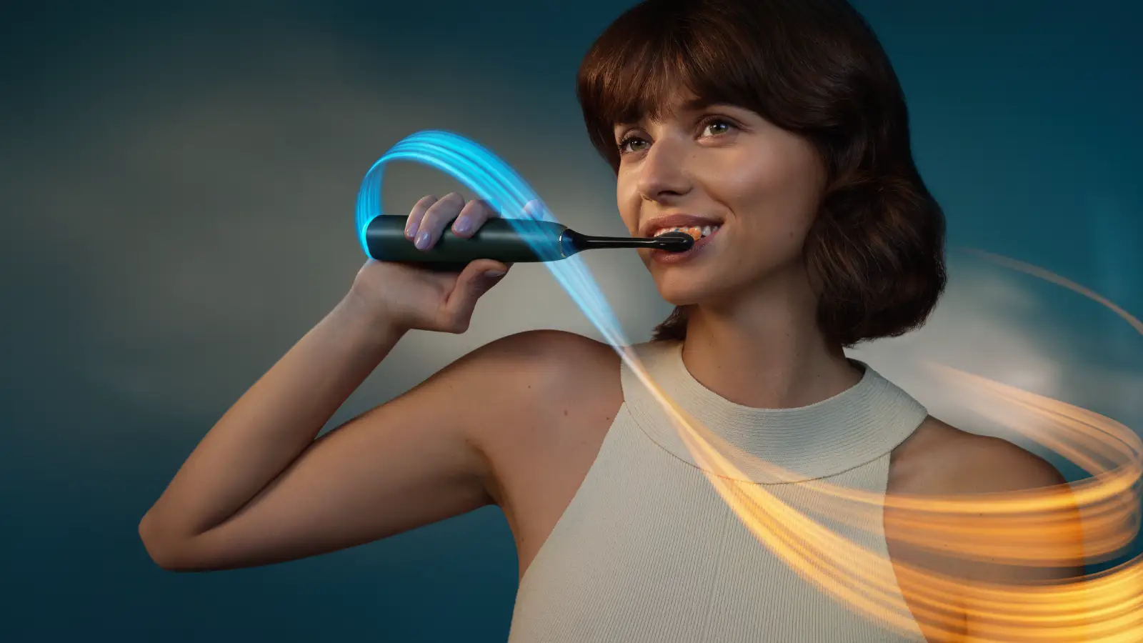 Žena při čištění zubů sonickým kartáčkem Philips Sonicare